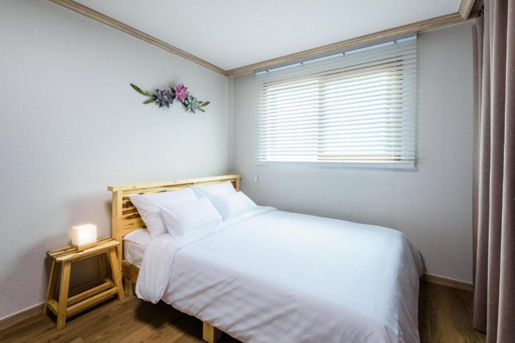 Romance Jeju Pension Exterior foto