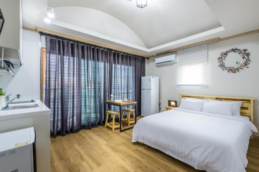 Romance Jeju Pension Exterior foto
