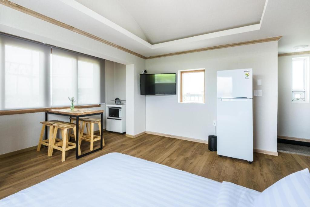 Romance Jeju Pension Exterior foto