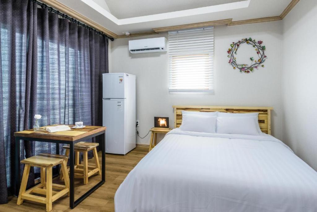 Romance Jeju Pension Exterior foto