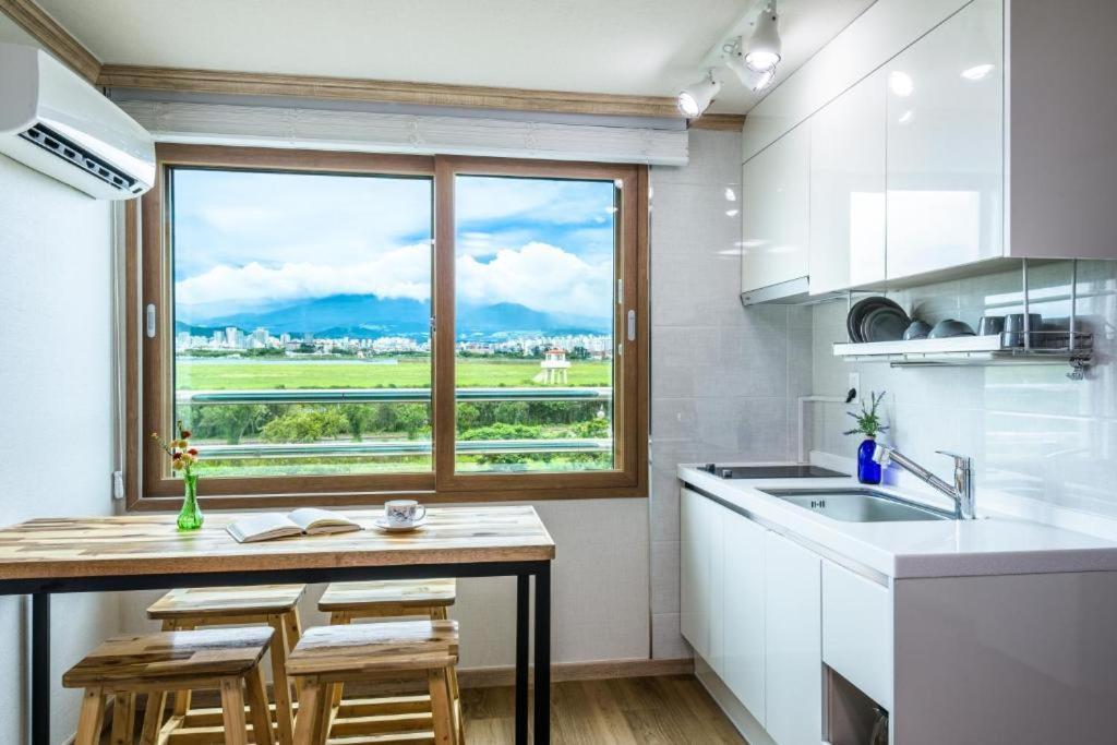 Romance Jeju Pension Exterior foto